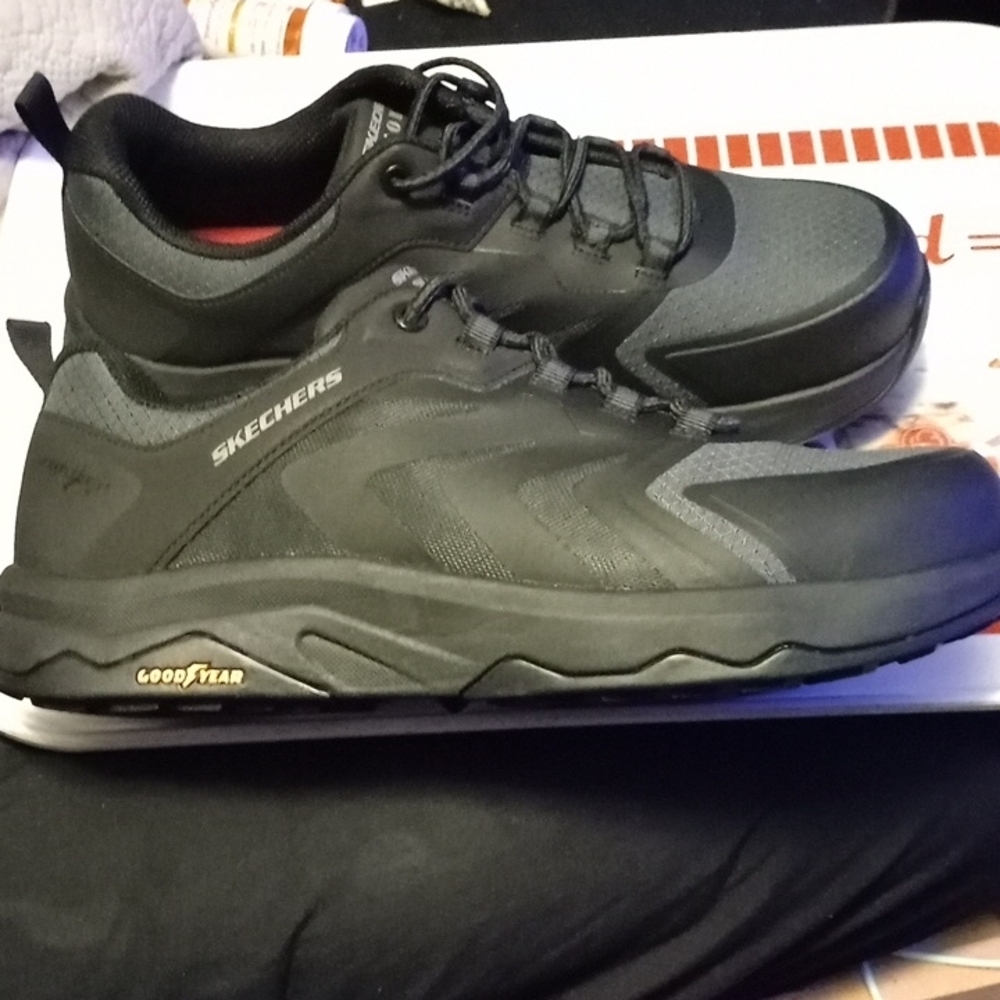 Skechers Black And Grey Men's Size 9.5 Work Shoes, Carbon NanoToe, NWT,